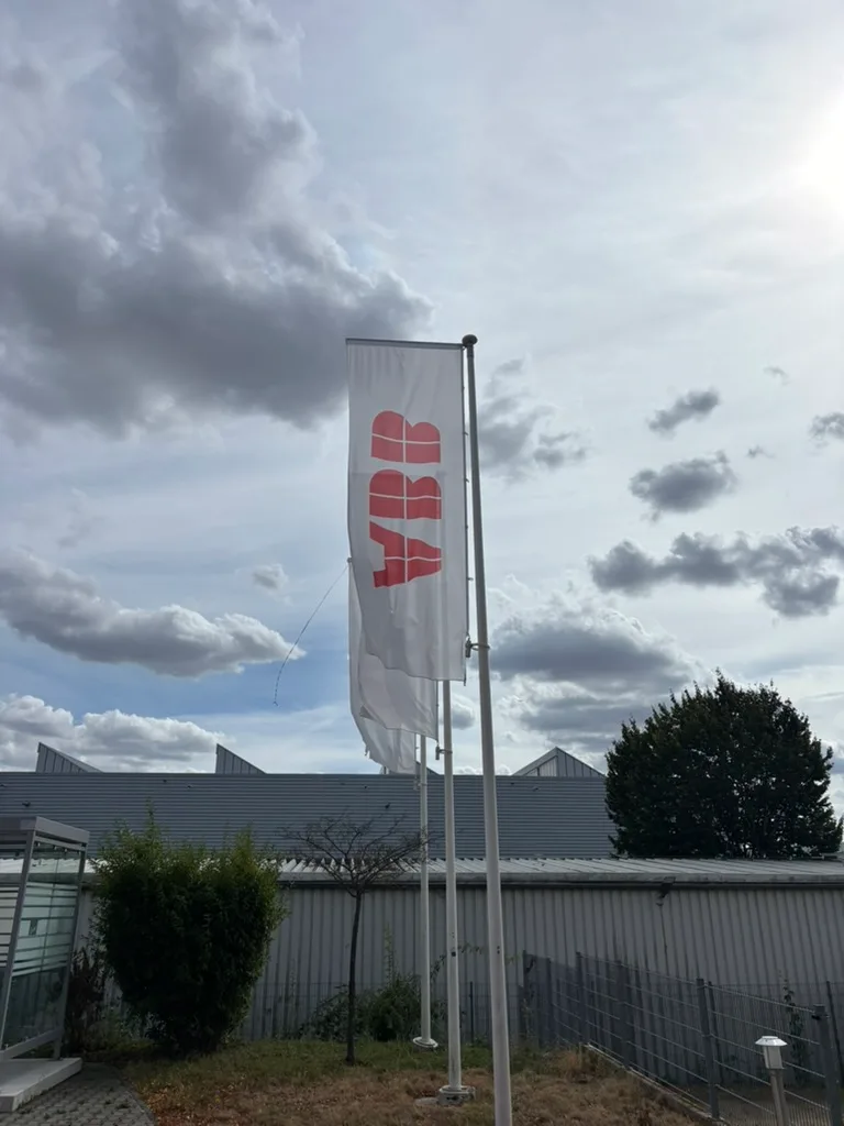 ABB-Fahne vor dem Standort in Friedberg