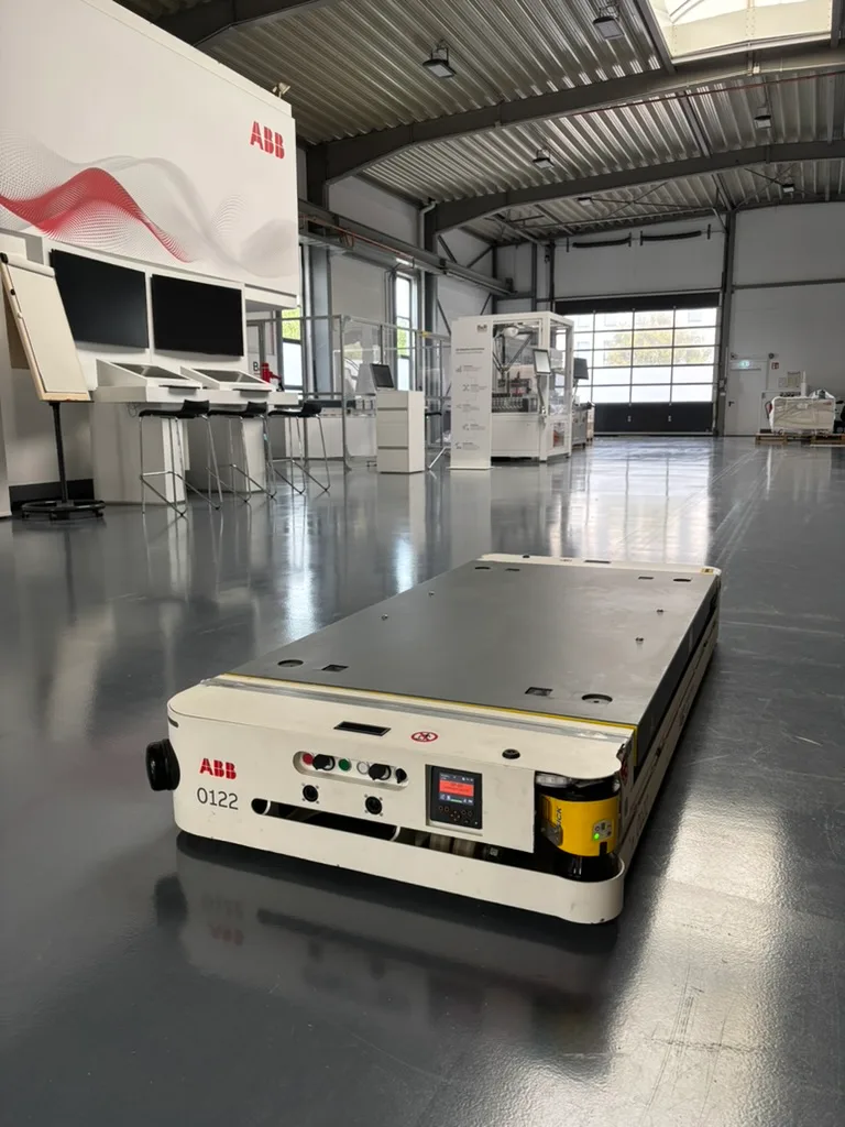 Ein ABB-AMR in der Demohalle von ABB Robotics in Friedberg