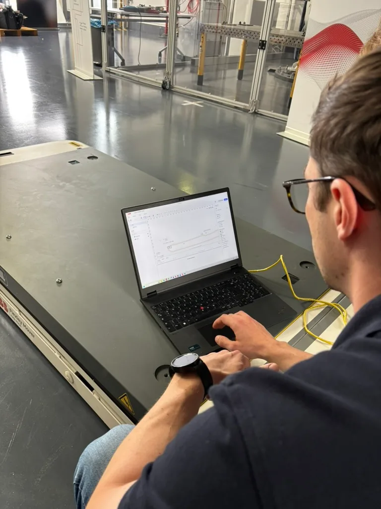 Blick auf die AMR-Software am Laptop, im Hintergrund die Demohalle